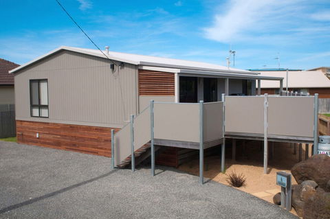Birdland - Accommodation Nelson Bay 0