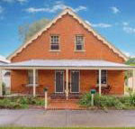 Eliza 1875 Red Brick Duplex Townhouse - Accommodation Nelson Bay