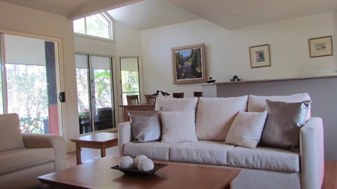 Lake Russell Lakeside Retreat - Accommodation Nelson Bay 2