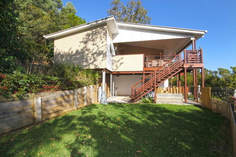 STUNNING HOME WITH SPECTACULAR VIEWS & CLOSE TO THE BEACH - Accommodation Nelson Bay 6