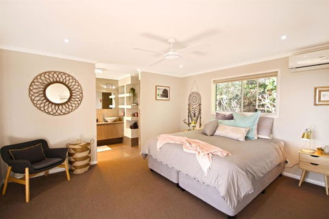 STUNNING HOME WITH SPECTACULAR VIEWS & CLOSE TO THE BEACH - Accommodation Nelson Bay 2