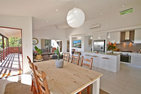 STUNNING HOME WITH SPECTACULAR VIEWS & CLOSE TO THE BEACH - Accommodation Nelson Bay 4