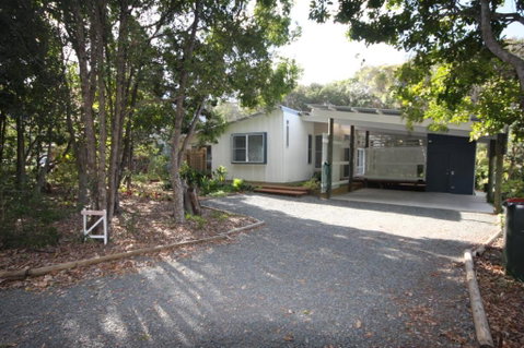 15 Belle Court Modern Architect Designed Open Plan Holiday Home With Outdoor Shower - Accommodation Nelson Bay 1