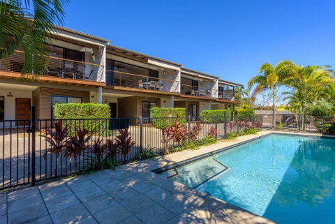 Unit 5 Rainbow Surf Modern Double Storey Townhouse With Large Shared Pool Close To Beach & Shop - Accommodation Nelson Bay 2