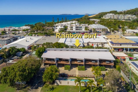 Unit 5 Rainbow Surf Modern Double Storey Townhouse With Large Shared Pool Close To Beach & Shop - Accommodation Nelson Bay 4