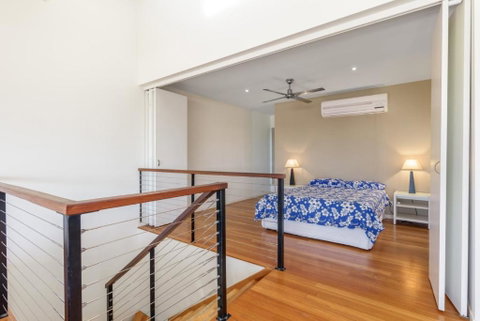 Unit 5 Rainbow Surf Modern Double Storey Townhouse With Large Shared Pool Close To Beach & Shop - Accommodation Nelson Bay 5