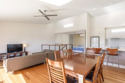 Unit 5 Rainbow Surf Modern Double Storey Townhouse With Large Shared Pool Close To Beach & Shop - Accommodation Nelson Bay 6