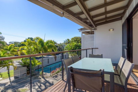 Unit 5 Rainbow Surf Modern Double Storey Townhouse With Large Shared Pool Close To Beach & Shop - Accommodation Nelson Bay 3