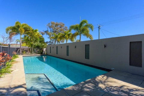 Unit 5 Rainbow Surf Modern Double Storey Townhouse With Large Shared Pool Close To Beach & Shop - Accommodation Nelson Bay 1