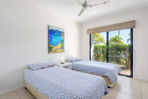 Unit 3 Rainbow Surf Modern Double Storey Townhouse With Large Shared Pool Close To Beach & Shop - Accommodation Nelson Bay 5