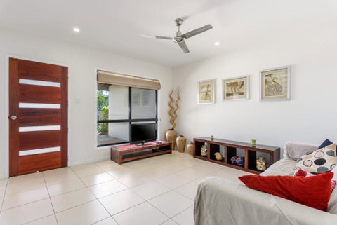 Unit 3 Rainbow Surf Modern Double Storey Townhouse With Large Shared Pool Close To Beach & Shop - Accommodation Nelson Bay 3