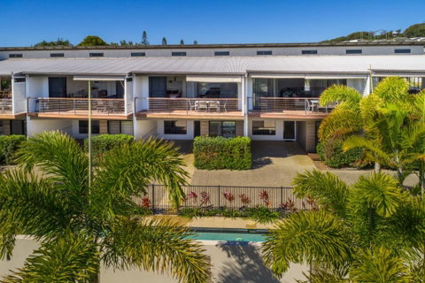 Unit 3 Rainbow Surf Modern Double Storey Townhouse With Large Shared Pool Close To Beach & Shop - Accommodation Nelson Bay 4