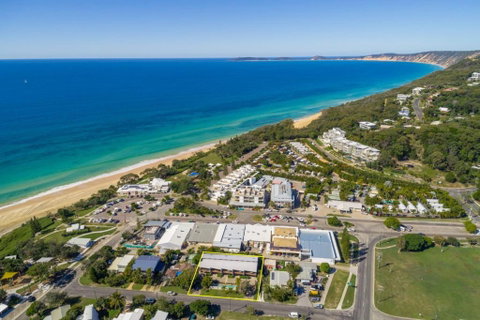 Unit 3 Rainbow Surf Modern Double Storey Townhouse With Large Shared Pool Close To Beach & Shop - Accommodation Nelson Bay 1