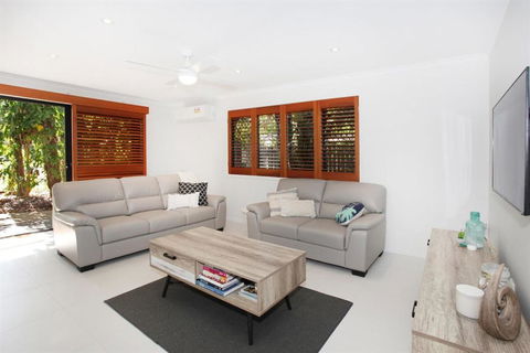 FABULOUS HOLIDAY HIDEAWAY COOLUM BEACH - Accommodation Nelson Bay 2