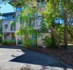 Surfside Beach House 17 Rainbow Shores Swimming pool 2 minute walk to beach air conditioning relax here - Accommodation Nelson Bay