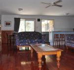 23 Carlo Road Lowset family home within walking distance to the shopping centre. Pet friendly - Accommodation Nelson Bay