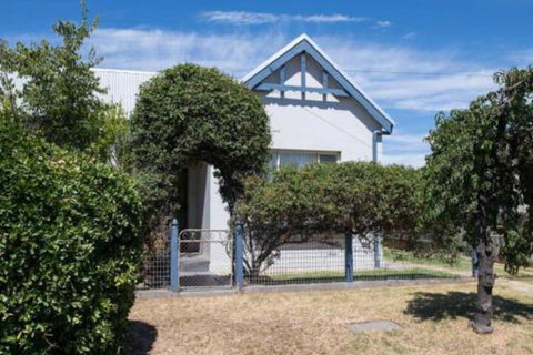 Kinross Cottage Neat & Stylish Sleeps 9 - Accommodation Nelson Bay 3