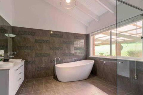 Luxurious Home On 5 Acres Close To CBD Sleeps 18 - Accommodation Nelson Bay 7
