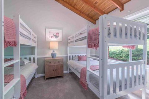 Luxurious Home On 5 Acres Close To CBD Sleeps 18 - Accommodation Nelson Bay 3