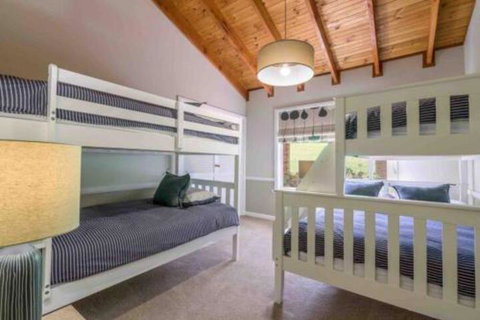Luxurious Home On 5 Acres Close To CBD Sleeps 18 - Accommodation Nelson Bay 5