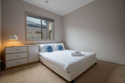 Gorgeous 4BR Home In Point Cook - Accommodation Nelson Bay 1