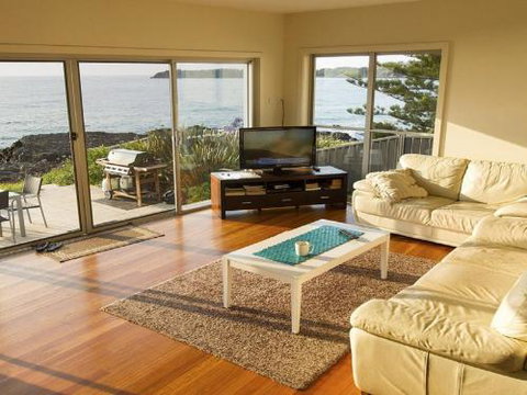 Joness Beach House Perfect Location With Views! - Accommodation Nelson Bay 3