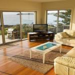 Joness Beach House Perfect Location With Views! - Accommodation Nelson Bay 0