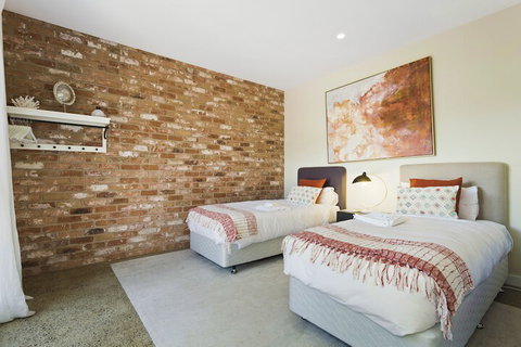 Embracing Evandale - Accommodation Nelson Bay 4