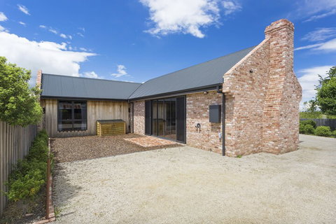 Embracing Evandale - Accommodation Nelson Bay 1