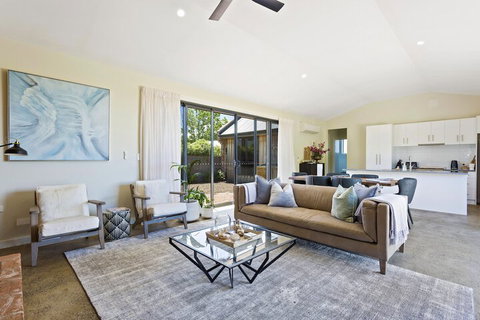 Embracing Evandale - Accommodation Nelson Bay 7