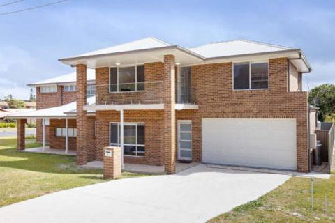 5B BENT STREET LARGE HOUSE WITH DUCTED AIR CON WIFI & FOXTEL - Nelson Bay Accommodation.com 0