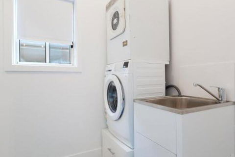 5B BENT STREET LARGE HOUSE WITH DUCTED AIR CON WIFI & FOXTEL - Nelson Bay Accommodation.com 3