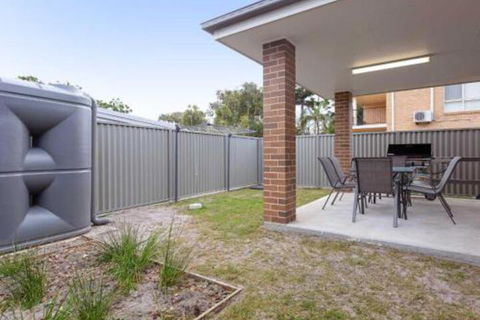 5B BENT STREET LARGE HOUSE WITH DUCTED AIR CON WIFI & FOXTEL - Nelson Bay Accommodation.com 6