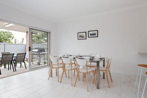 5B BENT STREET LARGE HOUSE WITH DUCTED AIR CON WIFI & FOXTEL - Nelson Bay Accommodation.com 7