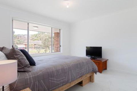5B BENT STREET LARGE HOUSE WITH DUCTED AIR CON WIFI & FOXTEL - Nelson Bay Accommodation.com 4