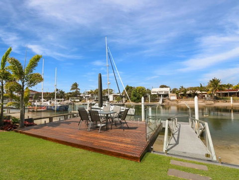 WATERFRONT HOME BORDERING MOOLOOLABA - Nelson Bay Accommodation.com 6