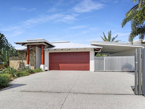 WATERFRONT HOME BORDERING MOOLOOLABA - Nelson Bay Accommodation.com 2
