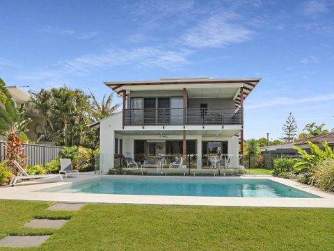 WATERFRONT HOME BORDERING MOOLOOLABA - Nelson Bay Accommodation.com 4