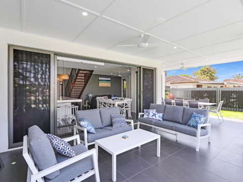 WATERFRONT HOME BORDERING MOOLOOLABA - Nelson Bay Accommodation.com 3