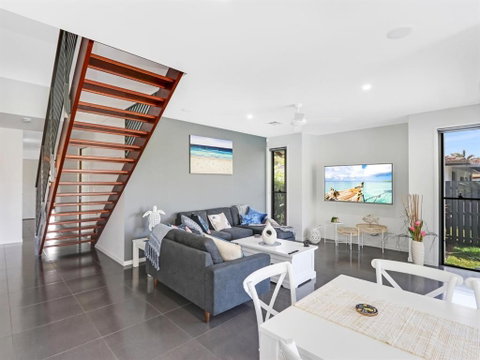 WATERFRONT HOME BORDERING MOOLOOLABA - Nelson Bay Accommodation.com 5