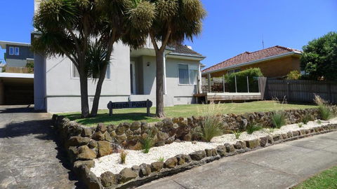 BEACHPOINT COTTAGE - Accommodation Nelson Bay 2
