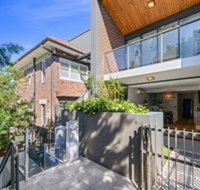 HomeHotel High End 3 Bedroom Terrace with Parking - Accommodation Nelson Bay