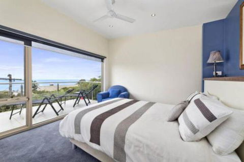 SEA SPECTACULAR Seconds From The Beach! - Accommodation Nelson Bay 3