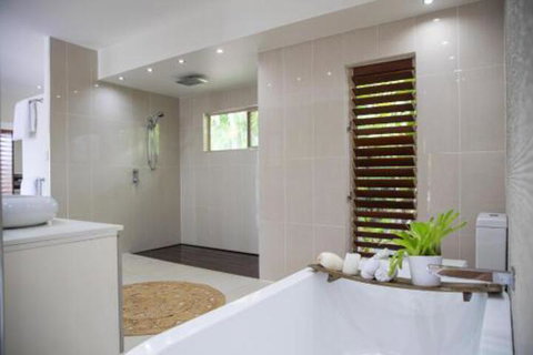 Absolute Lakefront Port Douglas - Accommodation Nelson Bay 3