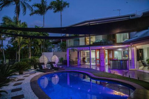 Absolute Lakefront Port Douglas - Accommodation Nelson Bay 2