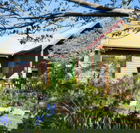 Hills End Iris - Accommodation Nelson Bay