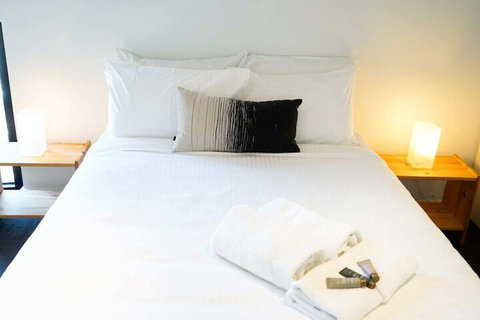 Modern 2BD W / City Views Pool Gym & Rooftop - Accommodation Nelson Bay 6