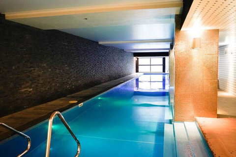 Modern 2BD W / City Views Pool Gym & Rooftop - Accommodation Nelson Bay 2