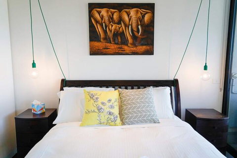 Modern 2BD W / City Views Pool Gym & Rooftop - Accommodation Nelson Bay 3