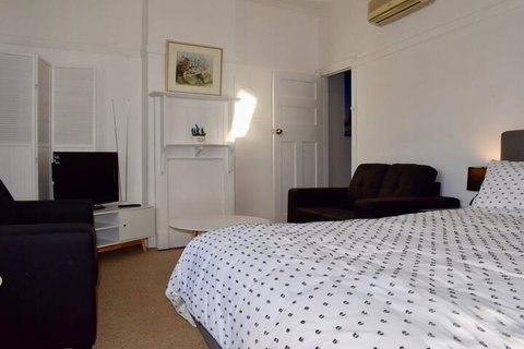 Comfortable 3 Bedroom Apartment In Trendy Haberfield - Accommodation Nelson Bay 7